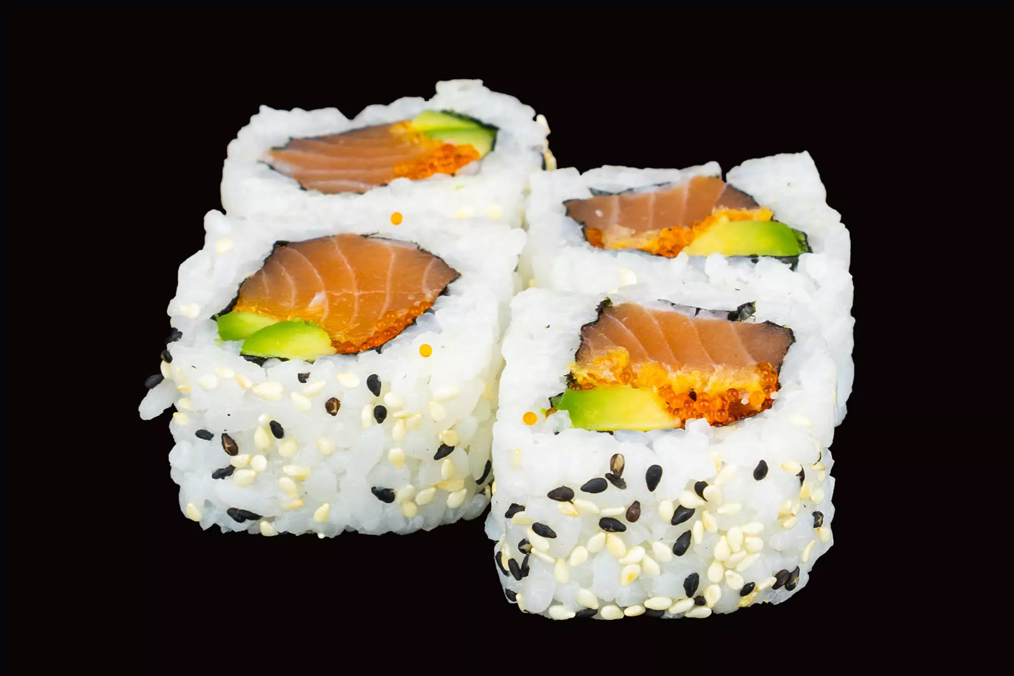 URAMAKI MIT GEKOCHTEM FISCH GERÄUCHERTE SAKE-ROLLE